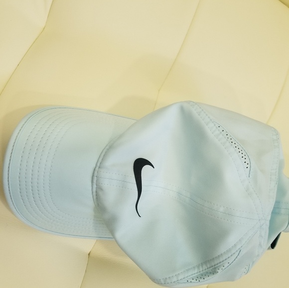 Nike Accessories - Nike Featherlight Dri-fit cap
